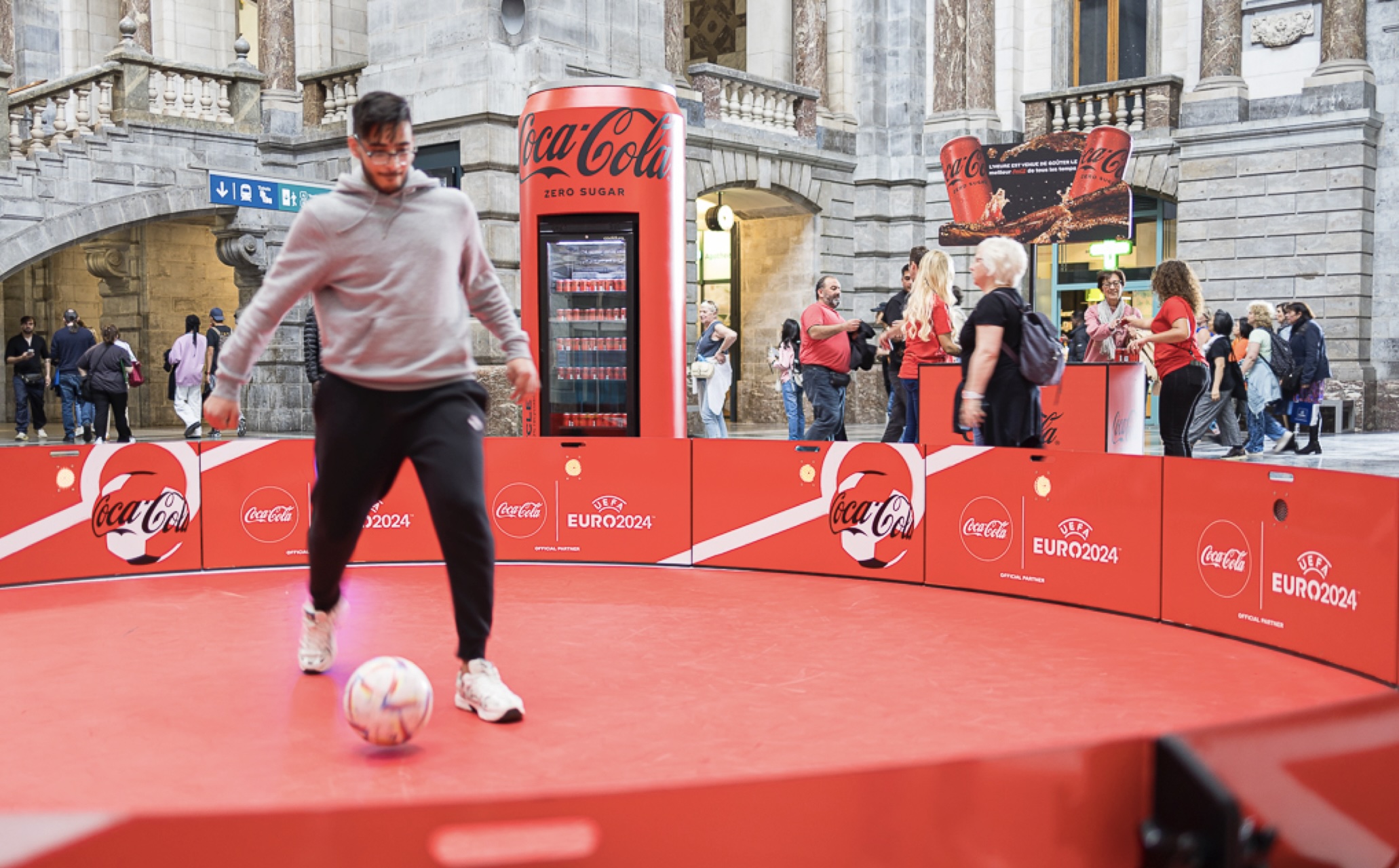 Coca-Cola transforme Anvers-Central en terrain de foot 