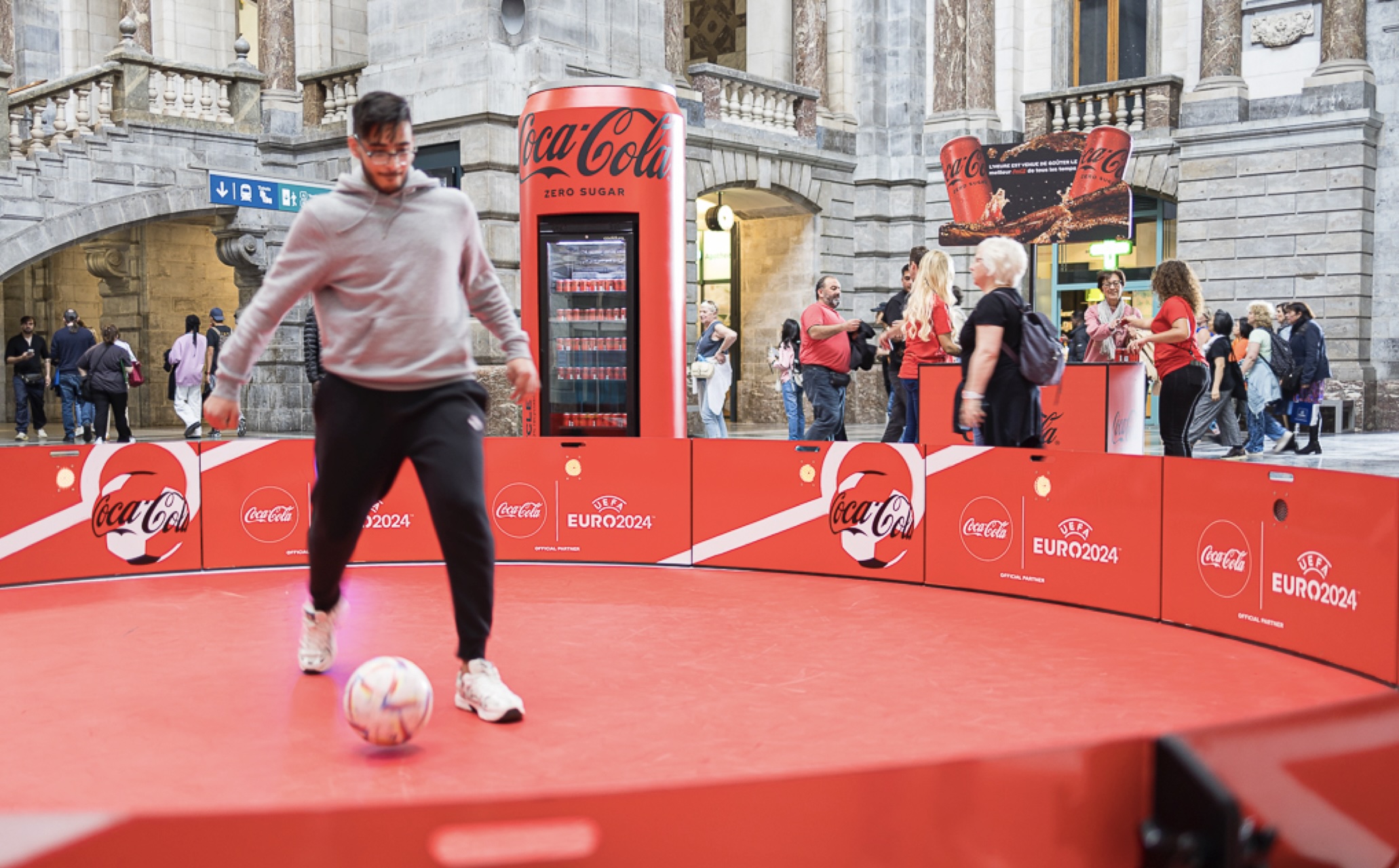 Coca-Cola transformeert Antwerpen-Centraal tot voetbalterrein 