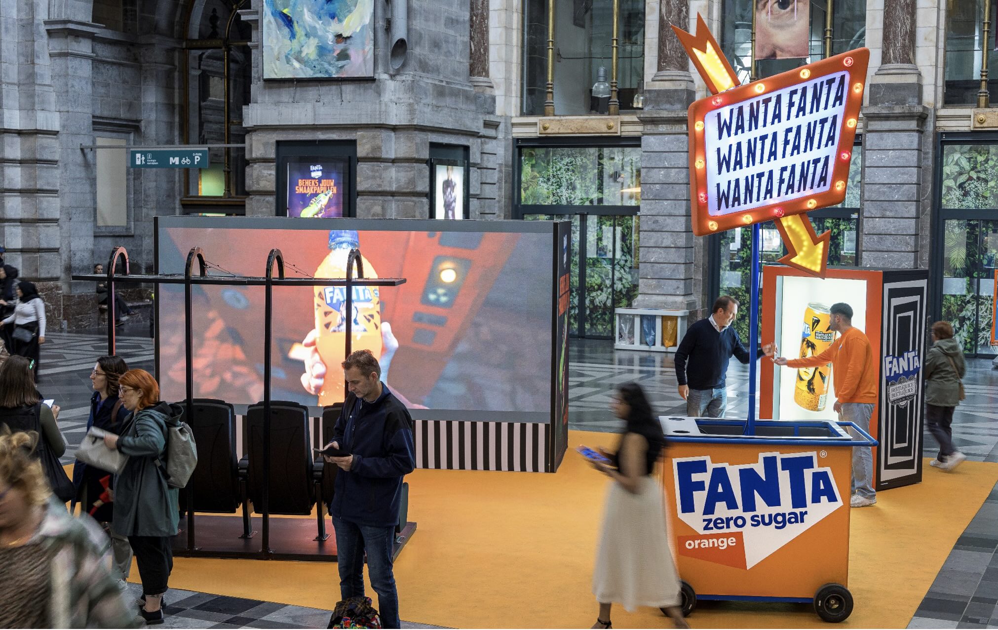 Fanta nodigt Beetlejuice uit in Antwerpen-Centraal