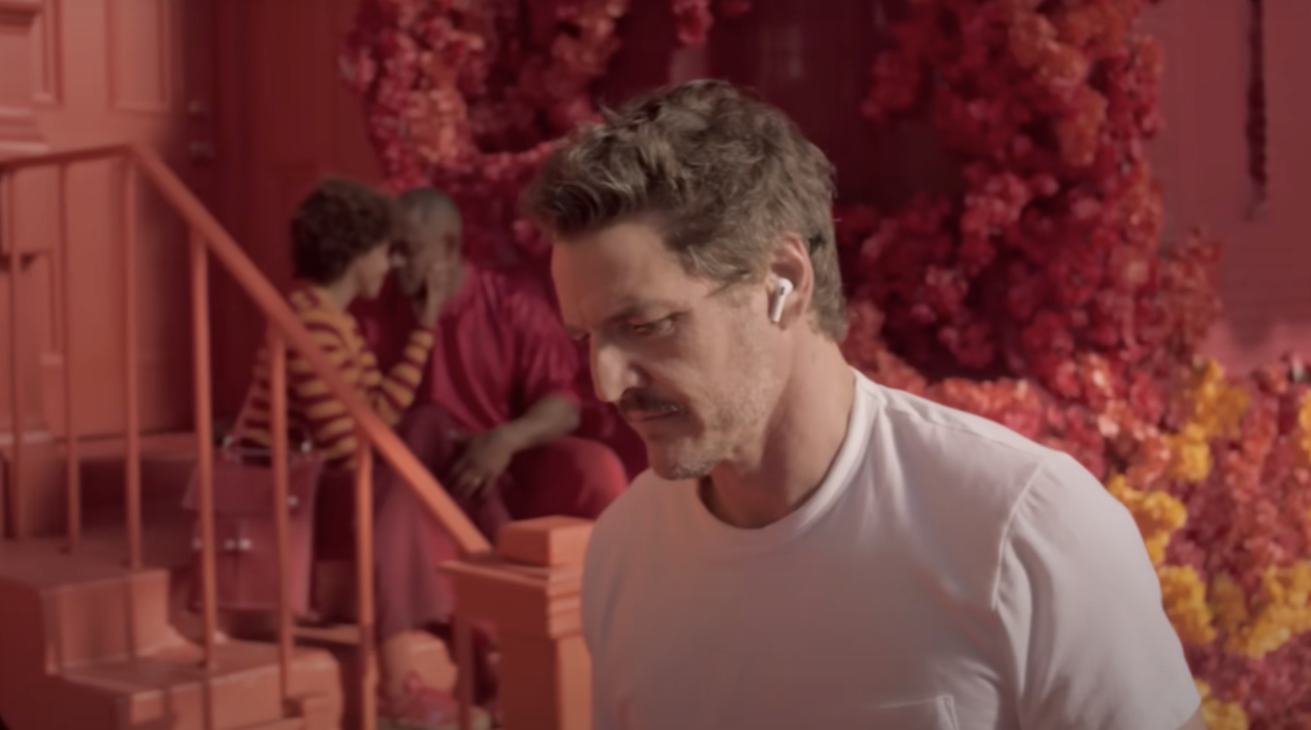 Spike Jones laat Pedro Pascal reizen met AirPods 4